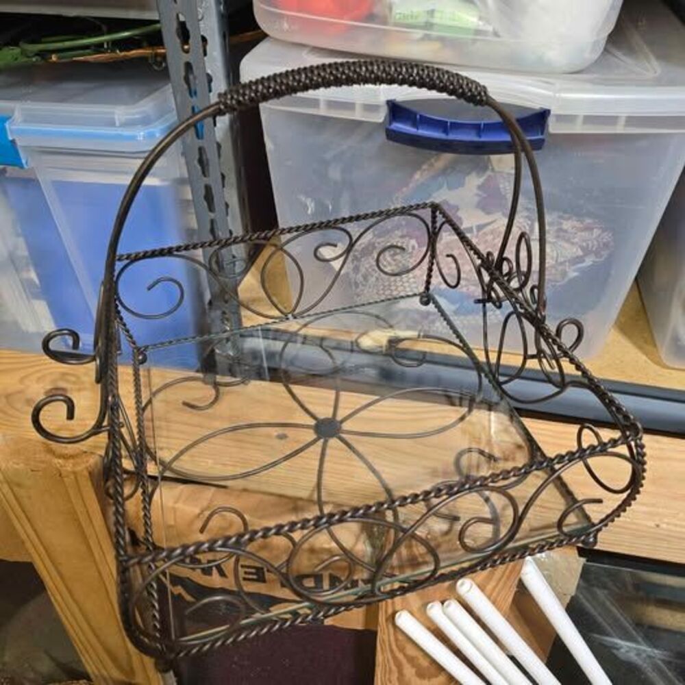 Iron Wire Basket With Plate Glass Bottom